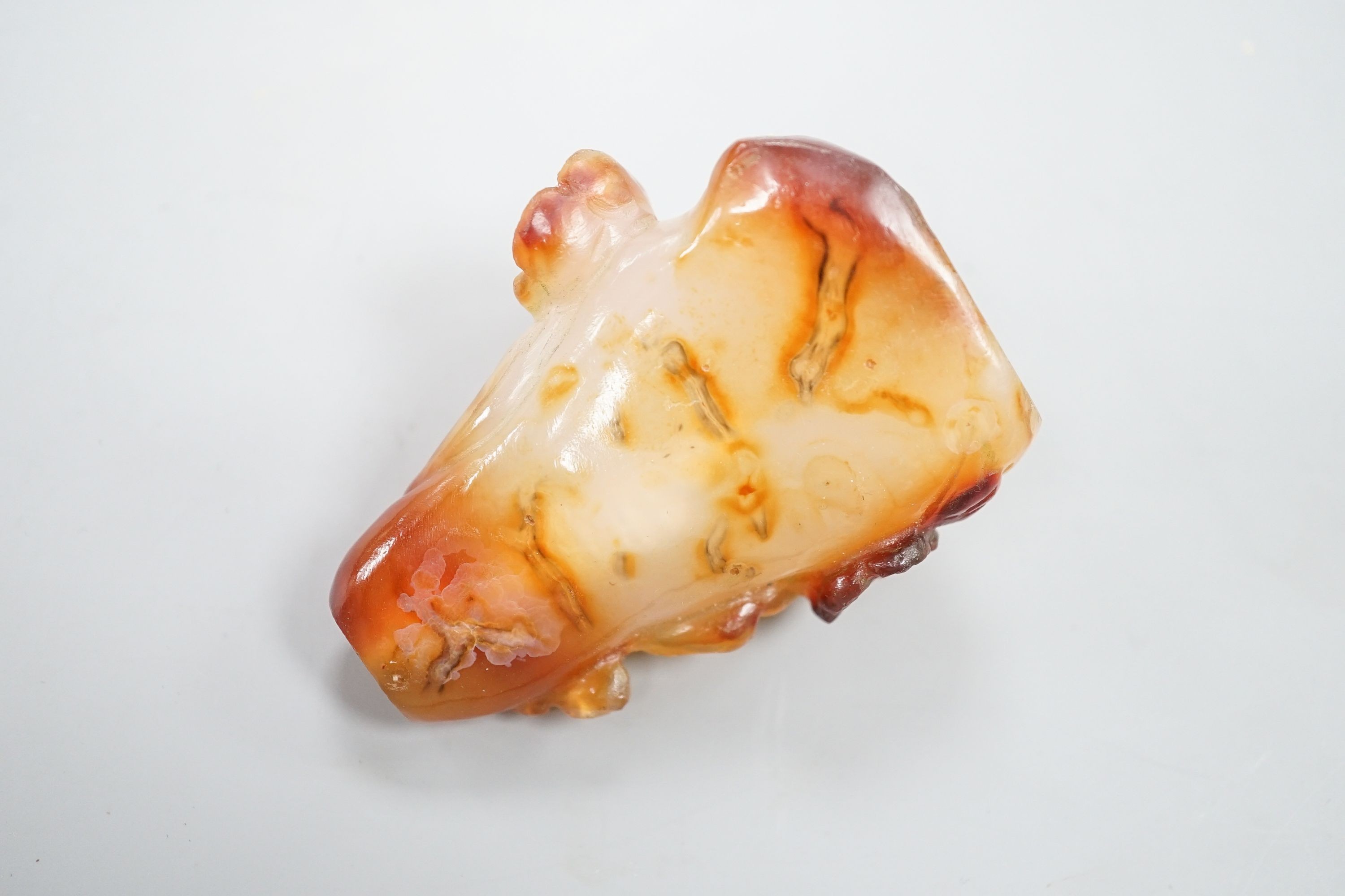 A Chinese agate/chalcedony snuff bottle, 19th/20th century, 7cm